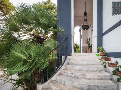 Torniamo ora indietro per andare a visitare parte degli interni della villa. Carlo ci invita a salire la doppia rampa di scale che conduce al piccolo portico sormontato da un altro cimelio: il lampadario nero in ferro battuto